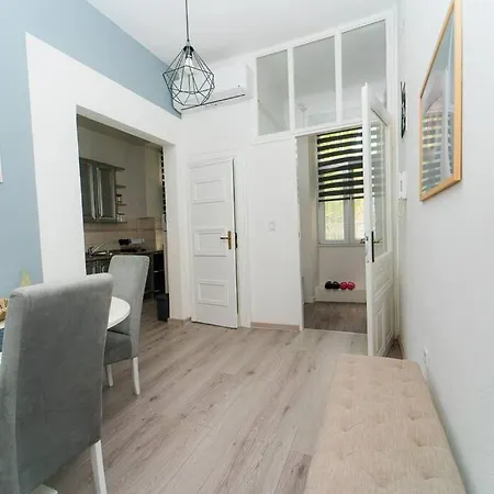 Beautiful 1bdr In Center