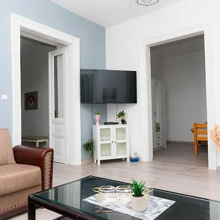 Beautiful 1bdr In Center Apartment